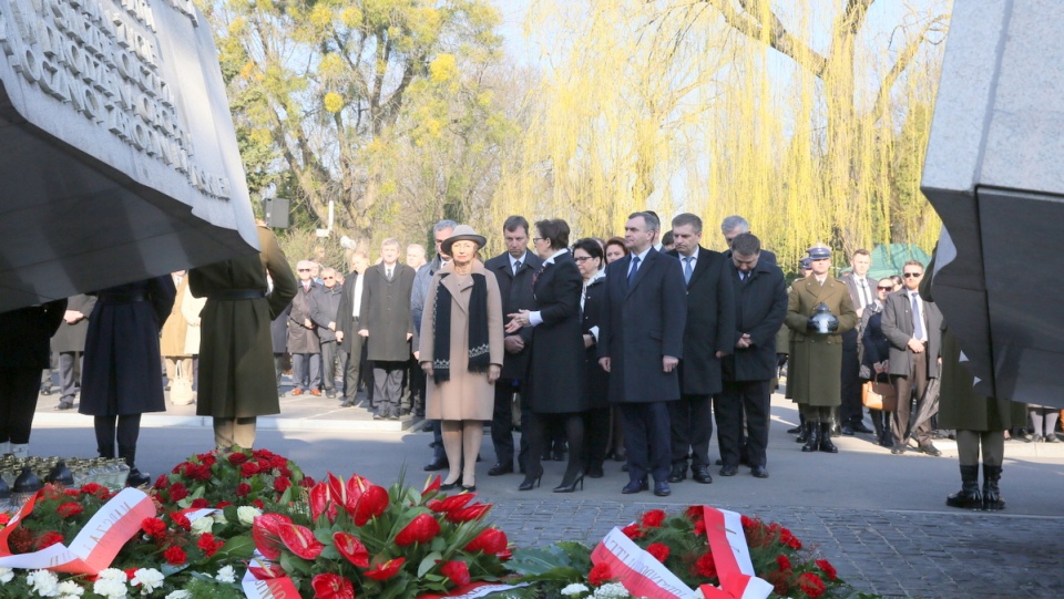 Premier Ewa Kopacz (3L) z ministrami, podczas uroczystości przy pomniku upamiętniającym ofiary katastrofy smoleńskiej, na Cmentarzu Wojskowym na warszawskich Powązkach. Fot. PAP/Tomasz Gzell