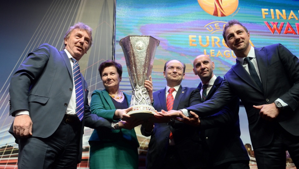 Przedstawiciele klubu FC Sevilla oraz prezes PZPN przekazali trofeum piłkarskiej Ligi Europejskiej na ręce prezydent Warszawy Hanny Gronkiewicz-Waltz. Fot. PAP/Bartłomiej Zborowski