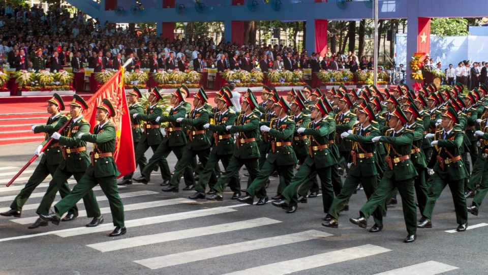 Defilada wojskowa z okazji 40. rocznicy upadku Sajgonu przeszła w czwartek ulicami miasta Ho Chi Minh (d. Sajgon). Fot. PAP/EPA