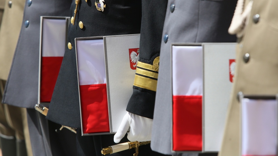 Uroczyste podniesienie flagi oraz wręczenie przez prezydenta flag przedstawicielom wyróżnionych instytucji i jednostek wojskowych. Fot. PAP/Tomasz Gzell