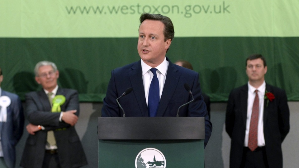 Według sondaży exit poll Partia Konserwatywna premiera Camerona zdobyła 316 miejsc w Izbie Gmin; brakuje jej zatem siedmiu mandatów do utworzenia wymaganej większości parlamentarnej. Fot. PAP/EPA