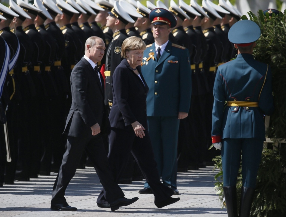 Niemiecka kanclerz Angela Merkel w towarzystwie prezydenta Rosji Władimira Putina w niedzielę złożyła wieniec przed moskiewskim Grobem Nieznanego Żołnierza przed murem Kremla. Fot. PAP/EPA/SERGEI ILNITSKY