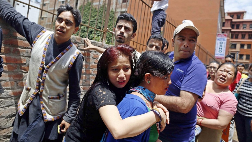 Ulice Katmandu były pełne mieszkańców, którzy biegli do domów, by sprawdzić, czy ich rodzinom nic się nie stało. Fot. PAP/EPA