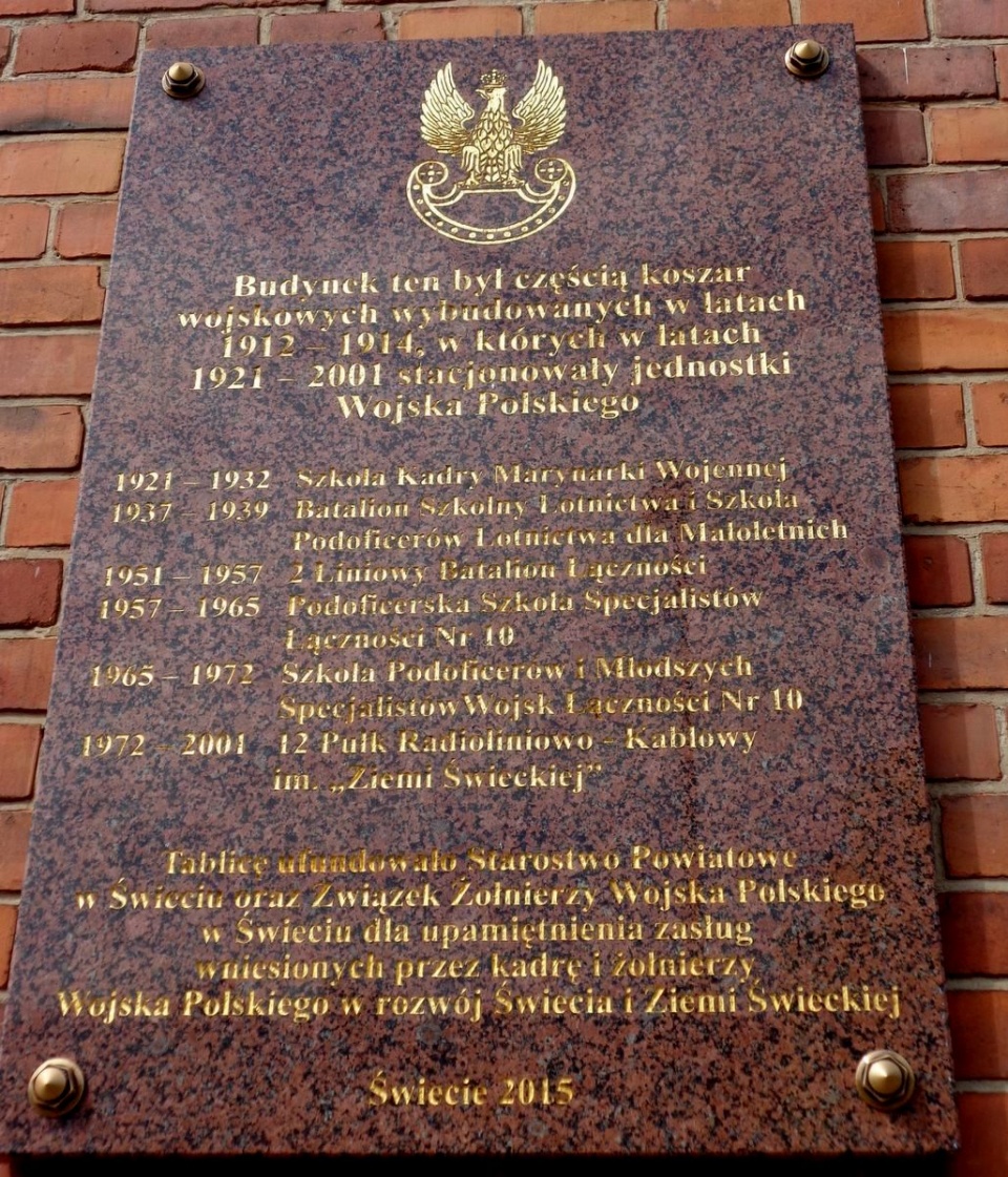 Pamiątkowa tablica zawisła przy drzwiach wejściowych do głównego budynku starostwa powiatowego w Świeciu. Fot. Marcin Doliński