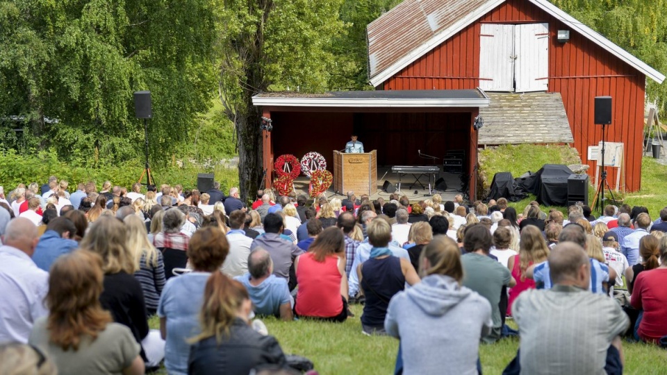 Na wyspie Utoeya i w innych miejscach Norwegii odbyły się liczne uroczystości upamiętniające ofiary zamachów Andersa Breivika. Fot. PAP/EPA