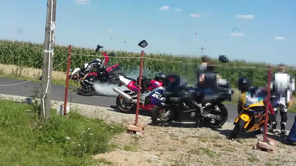 Motocykliści zderzyli się podczas jazdy na jednym kole. Fot. Nadesłane