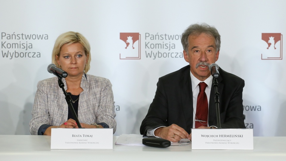 Przewodniczący PKW Wojciech Hermeliński i szefowa KBW Beata Tokaj podczas konferencji prasowej nt. wyników referendum. Fot. PAP/Paweł Supernak