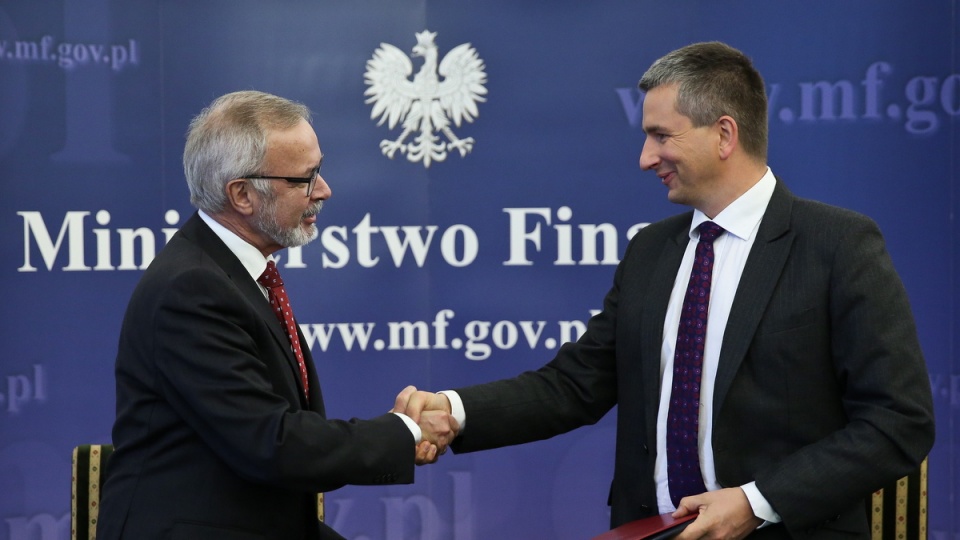 Prezes Europejskiego Banku Inwestycyjnego Werner Hoyer oraz minister finansów Mateusz Szczurek. Fot. PAP/Rafał Guz