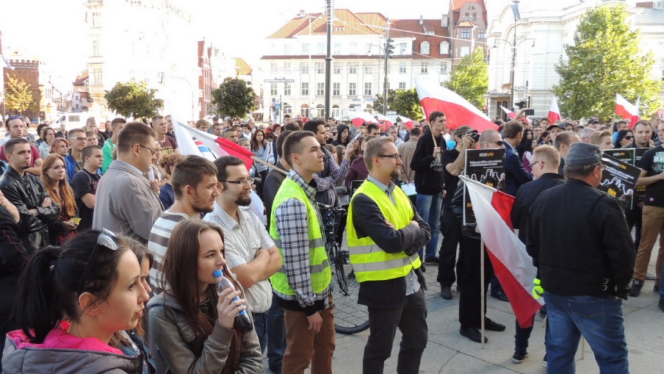 Kilkaset osób zebrało się w niedzielę przed Urzędem Marszałkowskim w Toruniu, by wziąć udział w marszu przeciwko imigrantom. Fot. Monika Kaczyńska