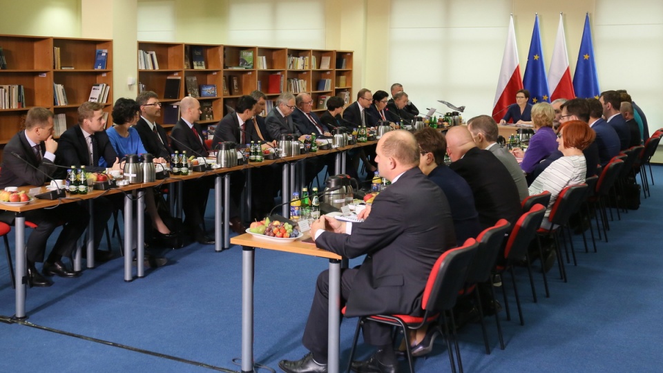 Premier i ministrowie rozmawiali w Bydgoszczy o bezpieczeństwie na drogach i czytaniu książek. Fot. PAP/Radek Pietruszka