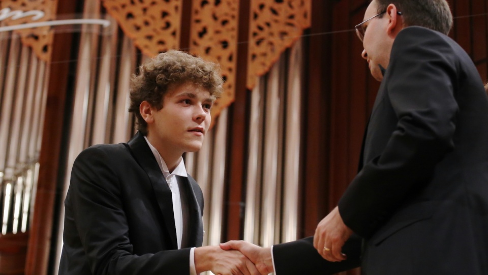 Szymon Nehring odbiera wyróżnienie w XVII Międzynarodowym Konkursie Pianistycznym im. Fryderyka Chopina. Fot. PAP/Paweł Supernak