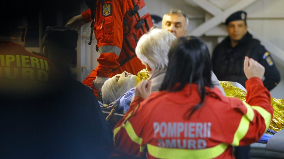 Premier Rumunii Victor Ponta ogłosił w sobotę trzydniową żałobę narodową po pożarze w klubie nocnym w Bukareszcie, w wyniku którego zginęło 27 osób, a 180 zostało rannych. Fot. PAP/EPA