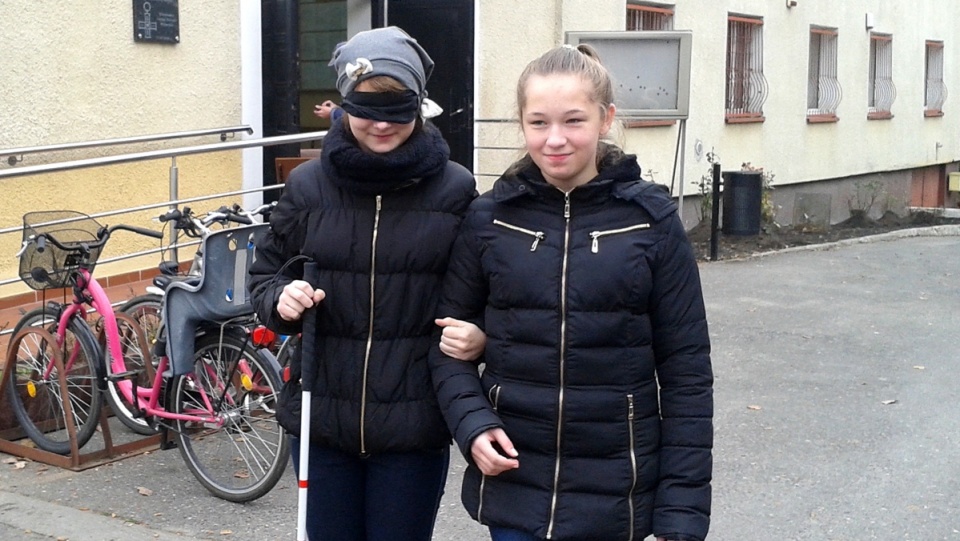 W ramach realizacji "Audio Wolontariatu" uczniowie doświadczają, jak to jest być niewidomym i jak można pomagać osobom, które nie widzą. Fot. Monika Siwak-Waloszewska