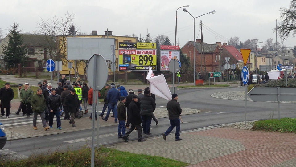 Ponad stu rolników przez godzinę blokowało drogę krajową nr 25 w Sępólnie Krajeńskim. Fot. Marcin Doliński