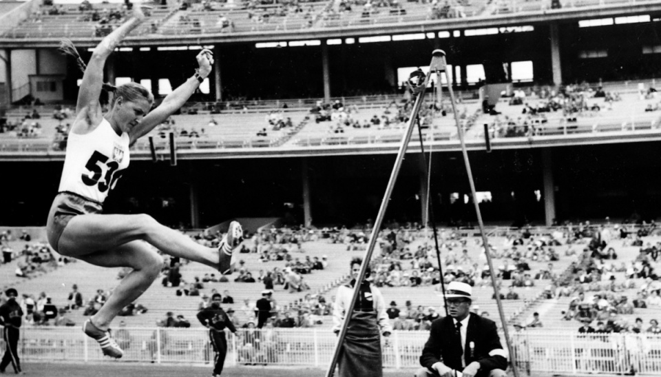 Na zdjęciu archiwalnym: Melbourne, Australia, listopad/grudzień 1956 (dokładna data nieznana) Polka Elżbieta Krzesińska podczas skoku w dal, w którym zdobyła złoty medal Igrzysk XVI Olimpiady. Fot. PAP/Archiwum