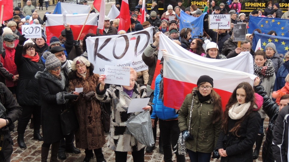 Zwolennicy KOD protestowali w Toruniu w okolicach pomnika Mikołaja Kopernika. Fot. Michał Zaręba