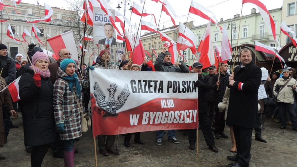 Zwolennicy PiS i środowiska prawicowe zorganizowały na Placu Wolności w Bydgoszczy kontrmanifestację, by wyrazić poparcie dla rządu i nowej ustawy medialnej. Fot. Sława Skibińska-Dmitruk