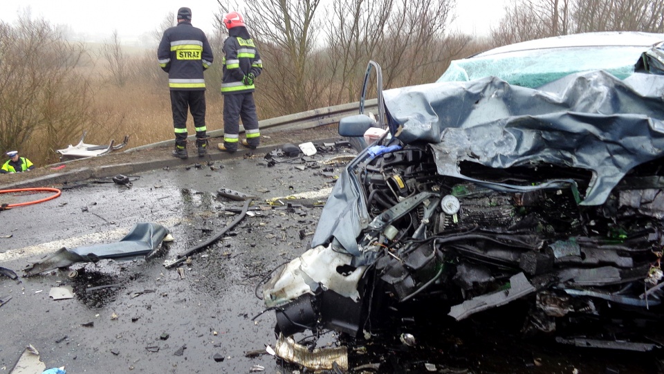 Zniszczony jeden z samochodów po czołowym zderzeniu na obwodnicy Świecia. Drugi pojazd wpadł do rowu. Fot. Marcin Doliński