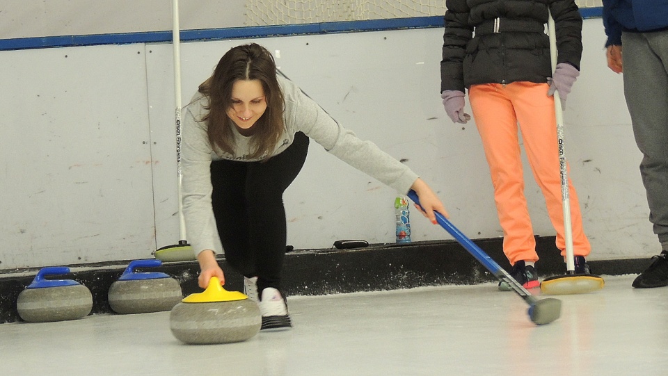 "Przyjdź - Spróbuj - Zakochaj się w curlingu!" - pod takim hasłem Toruński Klub Curlingowy zorganizował w nocy Curlingowe Walentynki. Fot. Michał Zaręba
