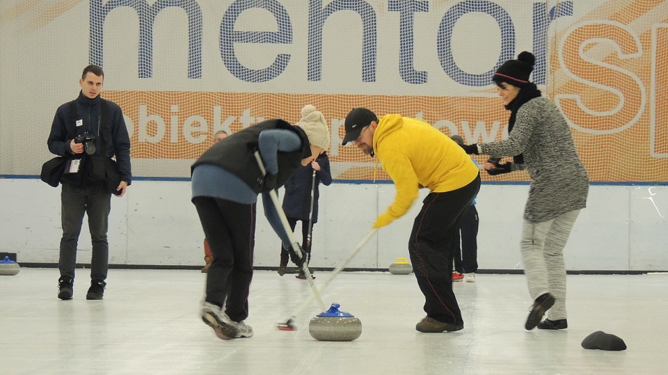 "Przyjdź - Spróbuj - Zakochaj się w curlingu!" - pod takim hasłem Toruński Klub Curlingowy zorganizował w nocy Curlingowe Walentynki. Fot. Michał Zaręba