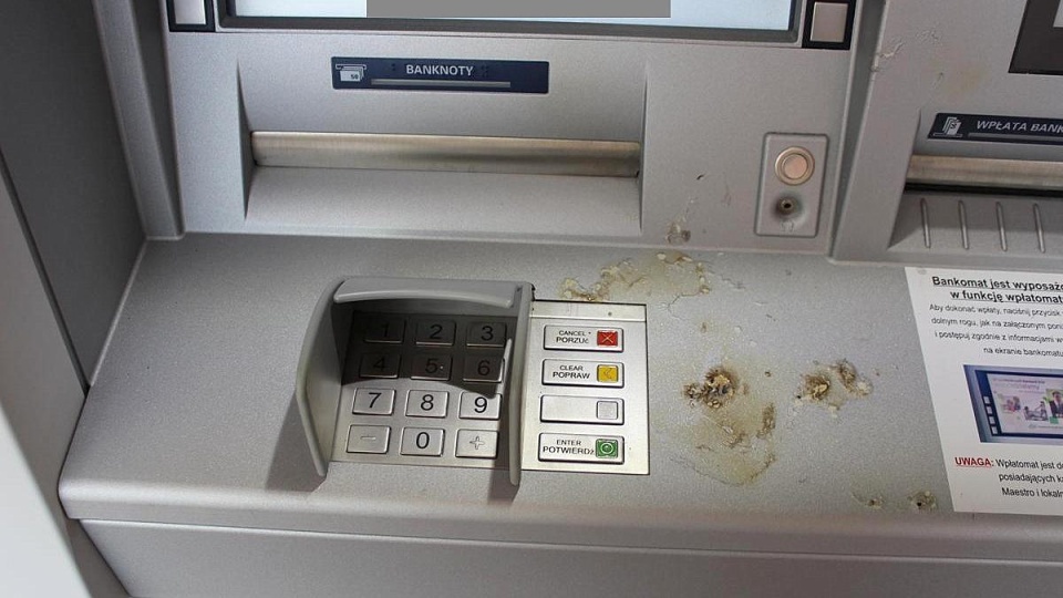 Nadpalony bankomat w Lipnie. Policja ustaliła domniemanego sprawcę. Fot. KPP w Lipnie