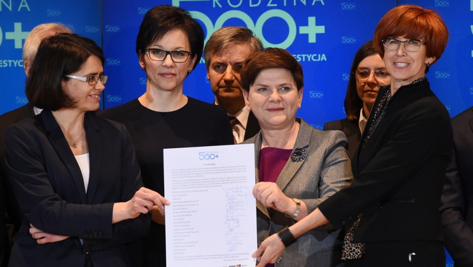 Premier Beata Szydło (C), minister cyfryzacji Anna Streżyńska (L), prezes GPW Małgorzata Zaleska (2L) i minister rodziny, pracy i polityki społecznej Elżbieta Rafalska (P), podczas uroczystości podpisania listu intencyjnego. Fot. PAP/Radek Pietruszka