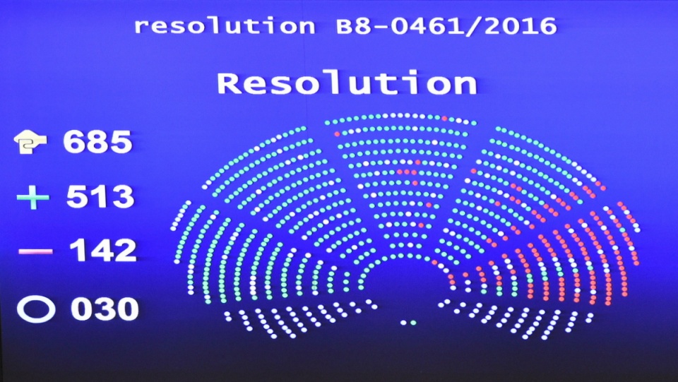 Tablica informacyjna po głosowaniu rezolucji o Polsce podczas sesji Parlamentu Europejskiego w Strasburgu. Fot. PAP/Radek Pietruszka