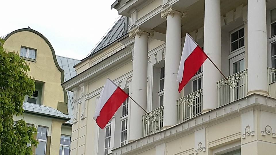 Czysta, wyprasowana, zadbana, bez napisów i emblematów. Tak powinna być wywieszana flaga.