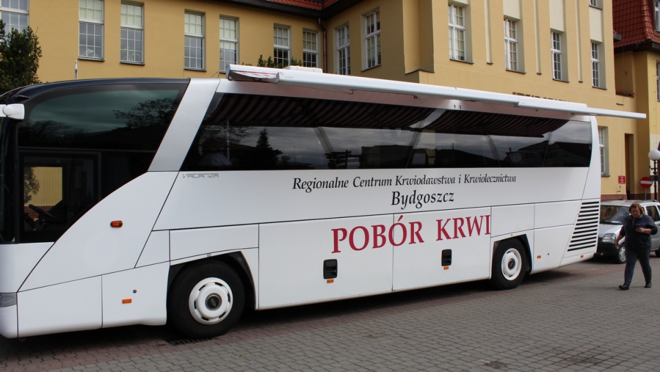 Specjalny autobus – mobilny punkt pobierania krwi - stanie na parkingu Oddziału NFZ przy ul. Łomżyńskiej 33 w Bydgoszczy. Fot. Archiwum