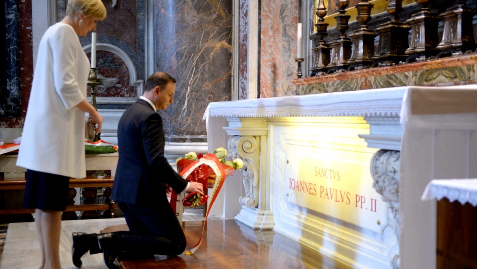 Para prezydencka przez dłuższą chwilę modliła się przy grobie, a później prezydent Duda złożył wiązankę białych i czerwonych róż. Fot. PAP/Jacek Turczyk