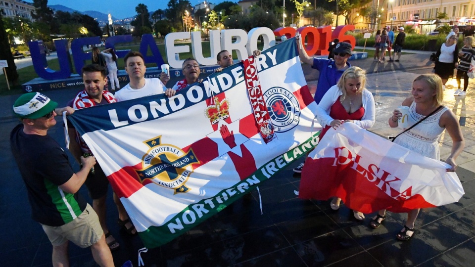 Polscy i irlandzcy kibice w centrum Nicei, przed meczem mistrzostw Europy. Fot. PAP/Bartłomiej Zborowski