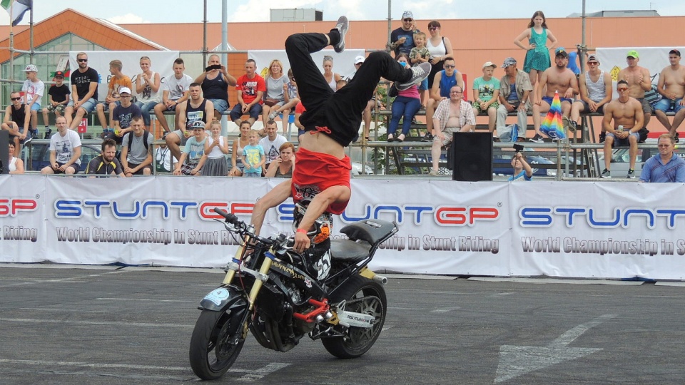 Stunt to sport, który polega na akrobacjach na ciężkich motocyklach. Fot. Damian Klich