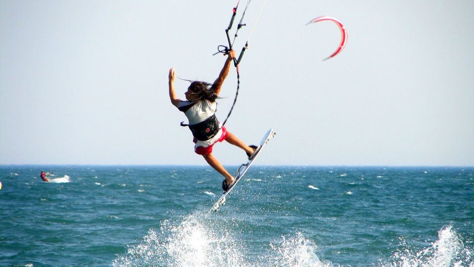 Coraz więcej osób wybiera bardziej emocjonujące formy wakacyjnej aktywności, jak choćby windsurfing i kitesurfing. Fot. freeimages.com