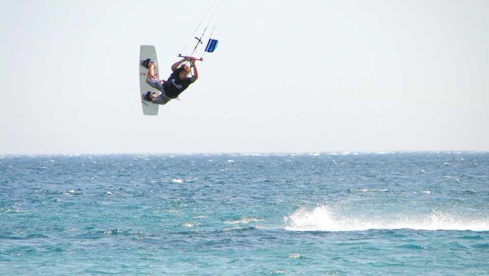 Coraz więcej osób wybiera bardziej emocjonujące formy wakacyjnej aktywności, jak choćby windsurfing i kitesurfing. Fot. freeimages.com
