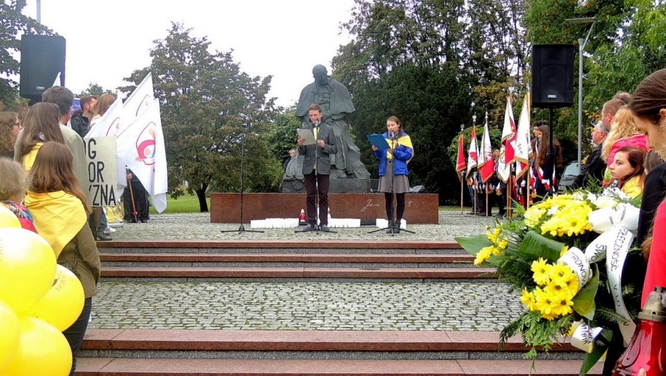Pod pomnikiem św.Jana Pawła II w Toruniu, odbyła się uroczystość, podczas której zostały złożone kwiaty i zapalone znicze. Fot. Monika Kaczyńska