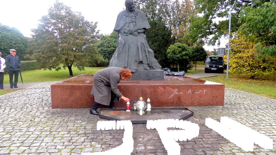 Pod pomnikiem św.Jana Pawła II w Toruniu, odbyła się uroczystość, podczas której zostały złożone kwiaty i zapalone znicze. Fot. Monika Kaczyńska