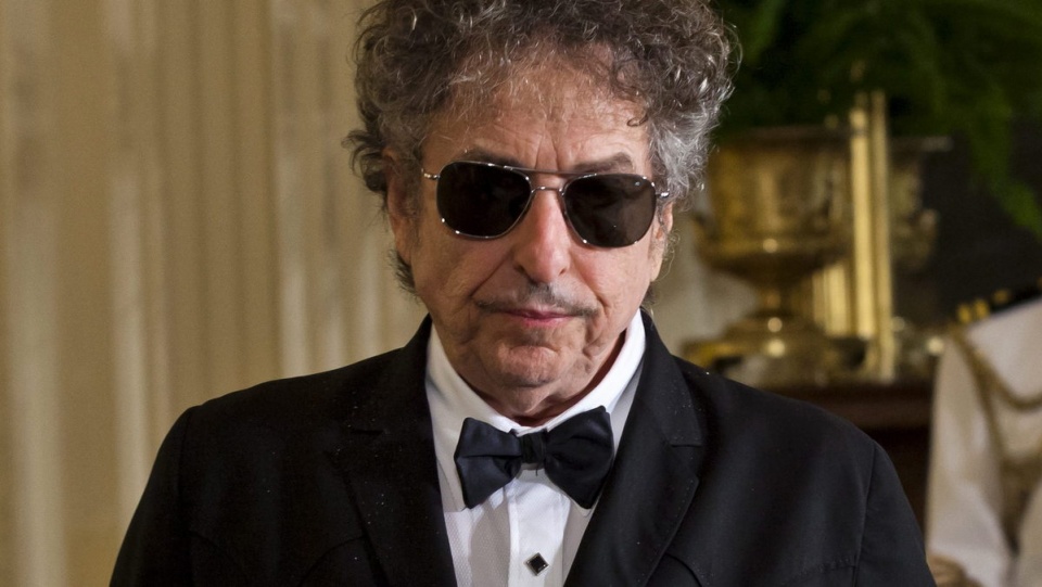 Radość z przyznania Nagrody Nobla Bobowi Dylanowi wiąże się przede wszystkim z popularnością jego piosenek. Fot. PAP/EPA/JIM LO SCALZO