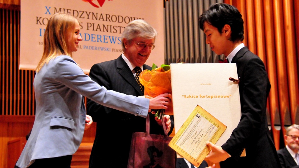 Zwycięzca konkursu Koreańczyk Hyuk Lee odbiera I nagrodę z rąk prof. Piotra Palecznego - przewodniczącego konkursu.
