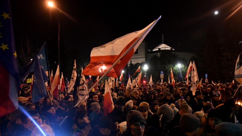 Uczestnicy protestu przed Sejmem. Fot. PAP/Bartłomiej Zborowski