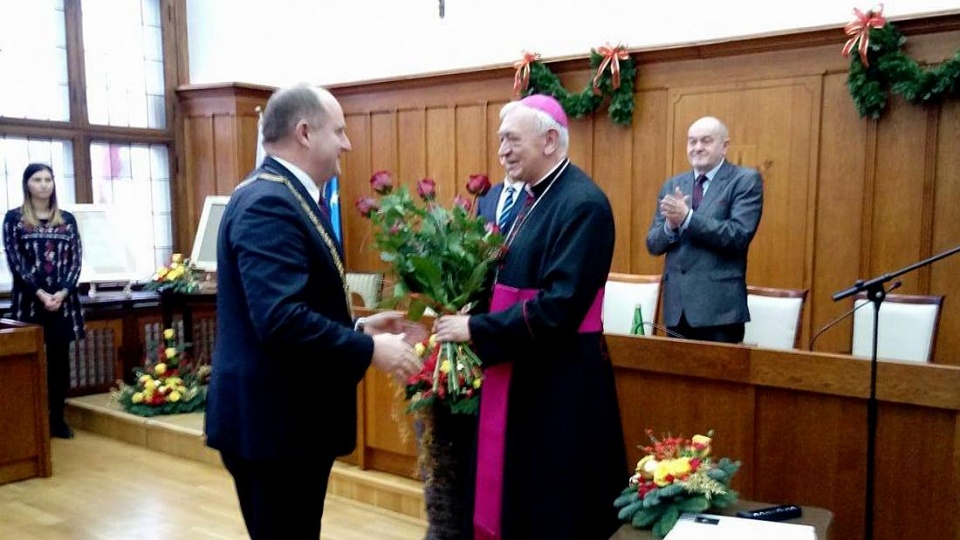 Biskup Suski otrzymał najwyższe wyróżnienie w regionie, jako piąta osoba. Fot. Adriana Andrzejewska