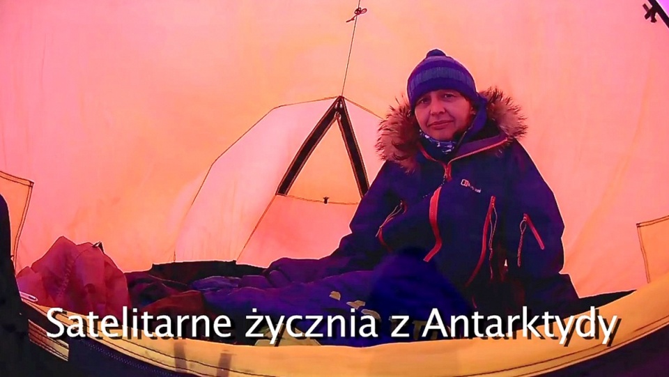 Będąc w połowie swojej wędrówki, Małgorzata Wojtaczka przesłała Świąteczne Życzenia z Antarktydy. Fot. zrzut ekranu