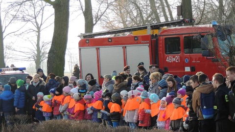 Policjanci z Inowrocławia, wspólnie ze strażakami i ratownikami WOPR zorganizowali pokaz ratownictwa. Fot. Tatiana Adonis