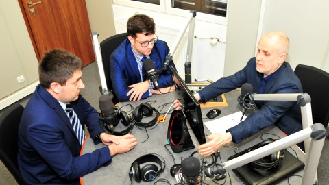 Przewodniczący Rady Nadzorczej Jarosław Wenderlich (L), przewodniczący Rady Programowej Karol Maria Wojtasik (C) i Piotr Majewski. Fot. Ireneusz Sanger