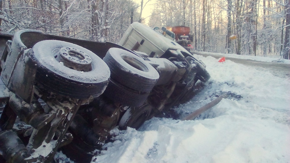Do wypadku ciężarówki doszło na leśnym odcinku drogi wojewódzkiej nr 272 między Jeżewem a Grupą. Fot. Marcin Doliński