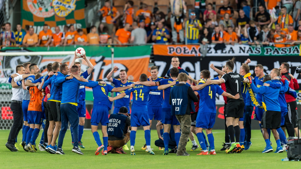 Na zdjęciu drużyna Arki Gdynia cieszy się z wygranej z Zagłębiem i utrzymania się w ekstraklasie. Fot. PAP/Maciej Kulczyński