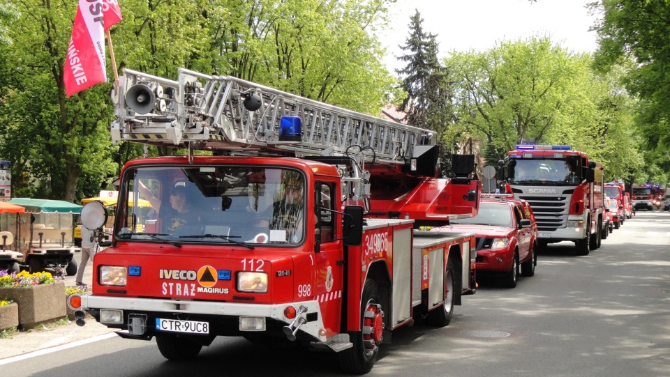 Ulicami miasta z włączonymi syrenami przejechało kilkadziesiąt samochodów strażackich. Fot. Sławomir Kukiełczyński