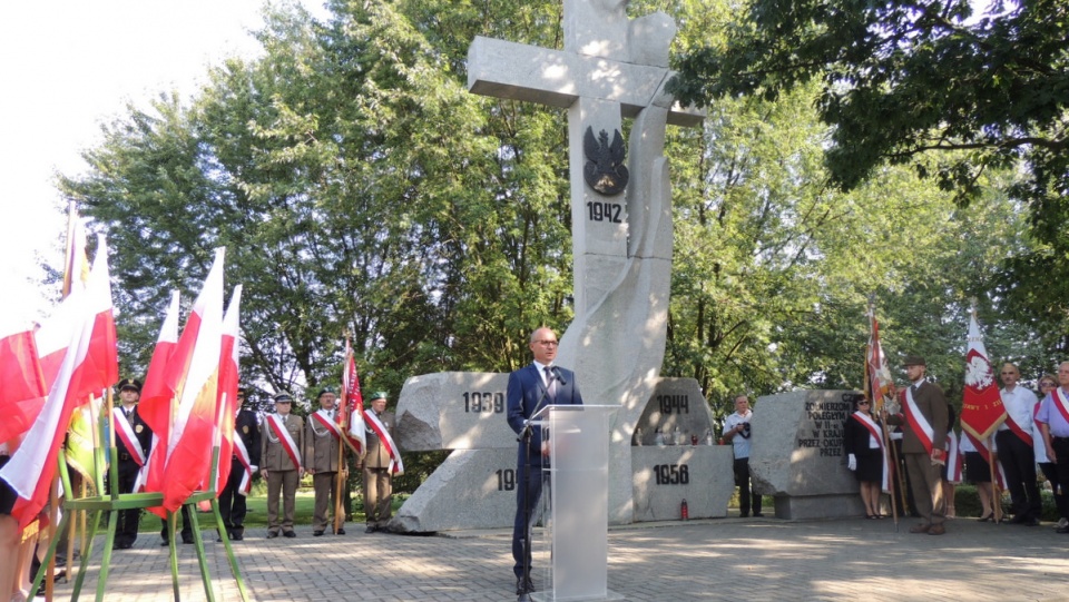 Prezydent Włocławka, Marek Wojtkowski, podczas wystąpienia przy Pomniku Armii Krajowej. Fot. Marek Ledwosiński