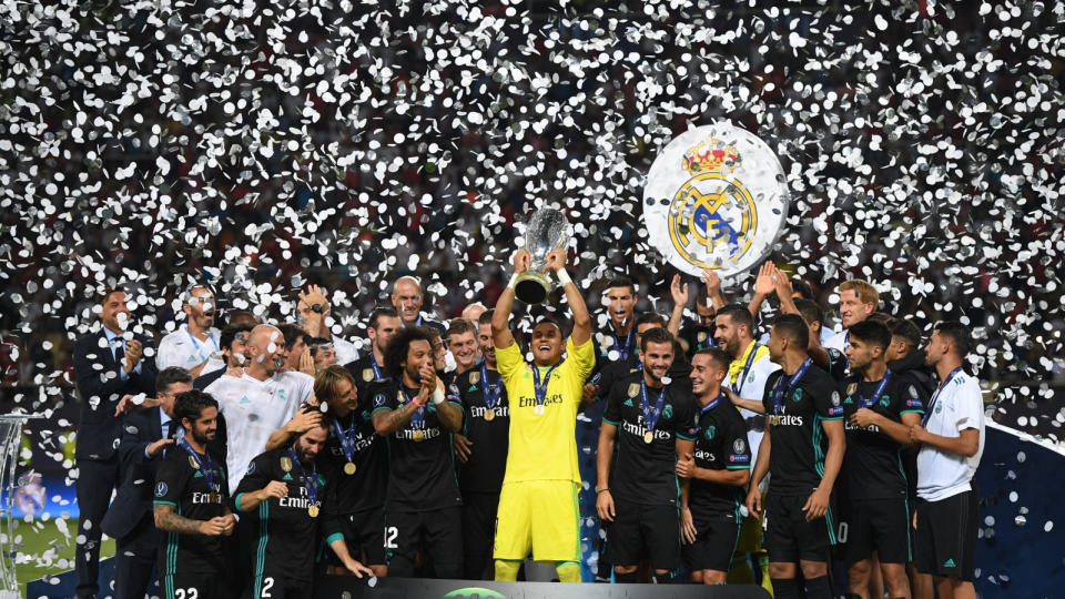 Na zdjęciu drużyna Realu Madryt cieszy się z wywalczenia Superpucharu UEFA. Fot. PAP/EPA/VASSIL DONEV