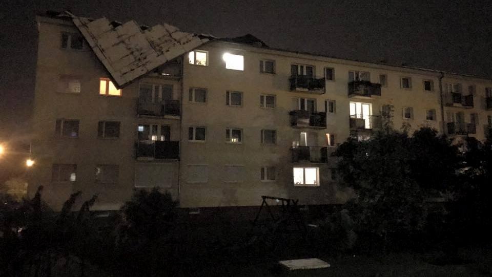 Uszkodzony dach bloku na bydgoskim Błoniu. Fot. Facebook/Bydgoszczanie/Hubert Józef Bejger‎