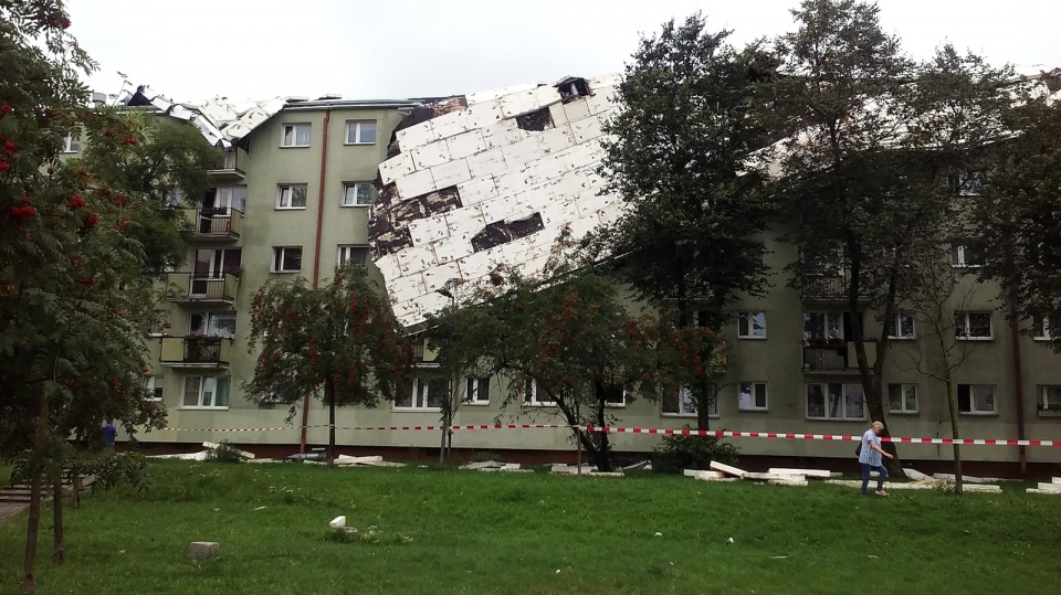 Uszkodzony dach bloku na bydgoskim Błoniu. Fot. Kamila Zroślak